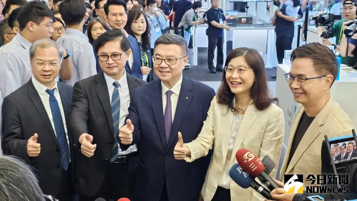 ▲和碩董事長童子賢（左二）今（6）日以台北電腦公會榮譽理事長身份，陪同行政院長卓榮泰（圖中）到COMPUTEX參觀。