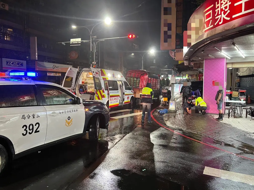 ▲陳男因闖紅燈遭小貨車撞上，強大衝擊力導致其一度失去呼吸心跳。（圖／翻攝畫面）