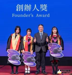 ▲葳格中學仿照歐美文化，為獲獎畢業生訂製五顏六色的「Graduation Stole畢業領巾」，獲創辦人獎的披上金黃色領巾，象徵成長與榮耀。（圖／葳格中學提供）