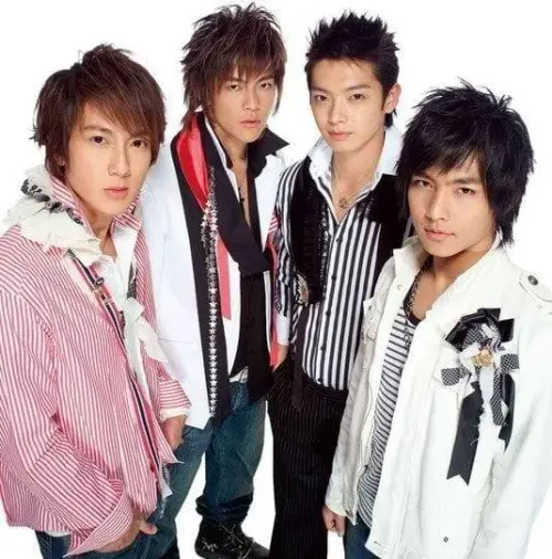 ▲炎亞綸（右1）指控吳尊（左起）、汪東城及辰亦儒手伸自己褲子性騷過程。（圖／翻攝自飛輪海臉書）