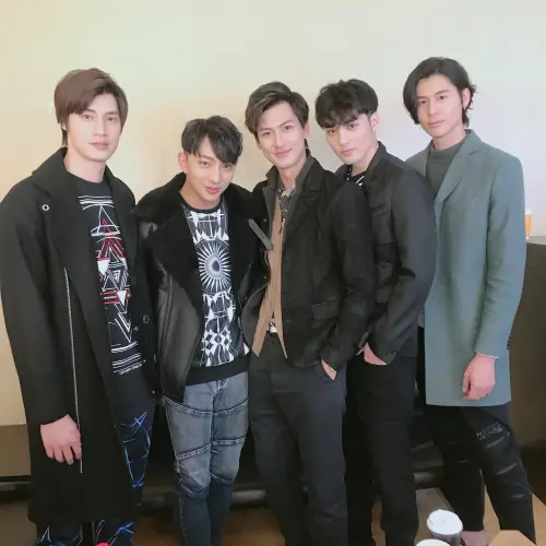 ▲SpeXial成員變動大，活動人數在4到12人之間浮動。圖為宏正（左起）、明杰、Evan、偉晉、風田。（圖／SpeXial臉書）