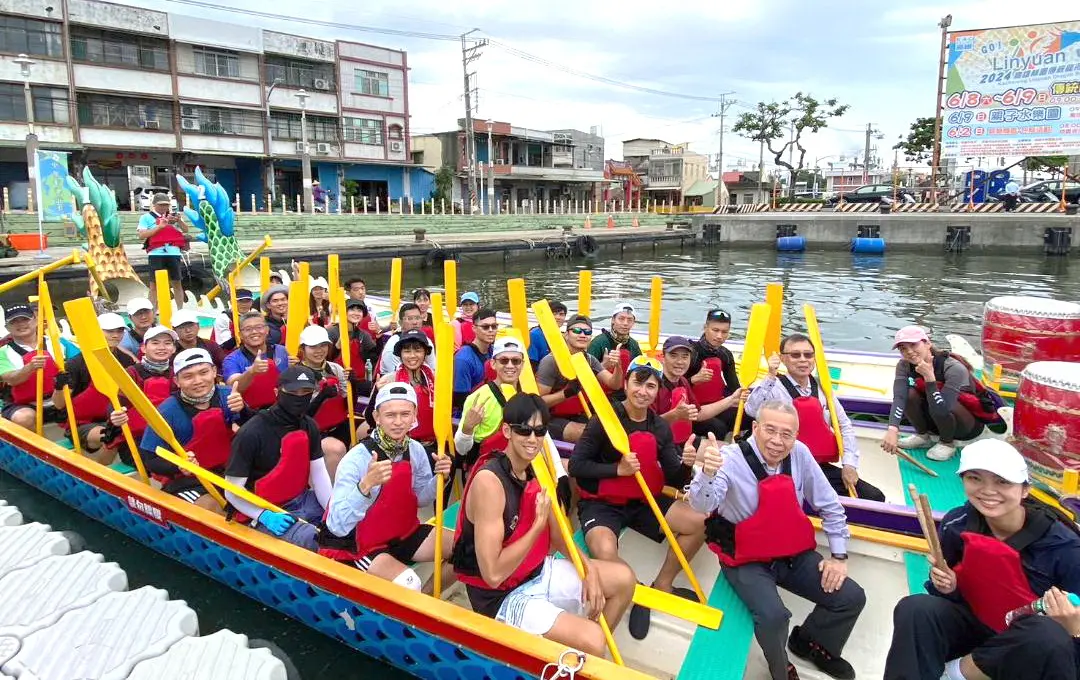 ▲台灣中油公司石化事業部組隊參加林園區中芸漁港傳統龍舟錦標賽，執行長黃三泰(右2)到場，為選手們加油打氣。(圖／中油石化事業部提供)