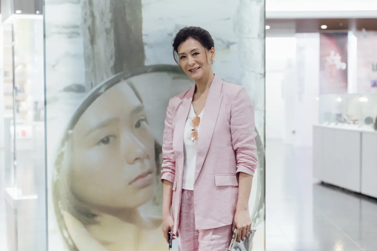 ▲夏文汐近年來復出演藝圈，出席不少活動，外界都大讚她的保養狀態。59歲的她，近日以啦啦隊之姿現身足球場力挺明星隊，丰采不減當年。（圖／國家影視聽中心提供）