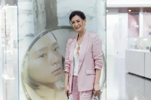 ▲夏文汐近年來復出演藝圈，丰采不減當年。她本名鄧麗群，藝名的來源據稱還和「汐止」有關係。（圖／國家影視聽中心提供）