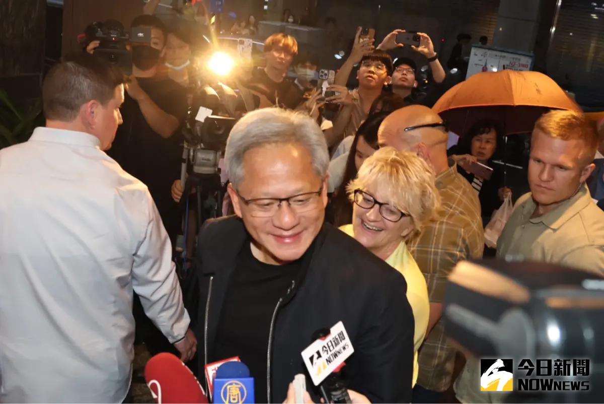 ▲輝達執行長黃仁勳行程滿檔，所到之處都聚集人潮爭相合影、簽名。（圖／記者陳明中攝，2024.06.06）