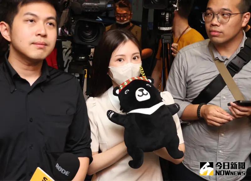 ▲雞排妹鄭家純要送僑委會的紀念品福沙阿熊給黃仁勳。(圖/記者陳明中攝,2024.06.06)