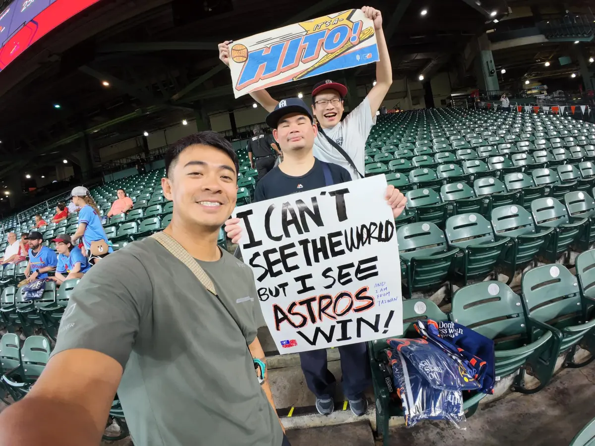 ▲44歲盲人按摩師阿寬（中）在Podcast頻道「Hito 大聯盟」共同主持人Adam（後）及YouTuber 融融（前）協助下，一圓到休士頓看太空人隊比賽的夢想。（圖／Adam提供）