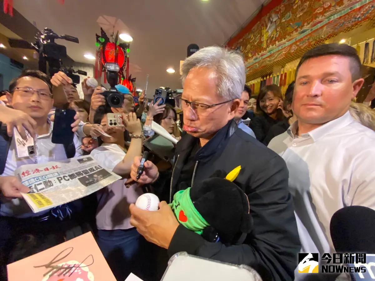 ▲黃仁勳今（6）晚在欣葉臺菜宴請輝達同仁，中途跑出店外與民眾打招呼，面對簽名、拍照來者不拒，甚至俏皮的嘟嘴。（圖／記者陳明中攝，2024.06.06）