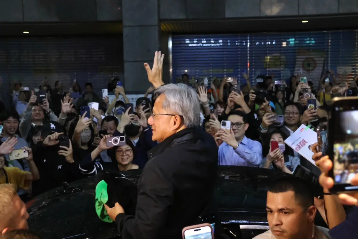 ▲黃仁勳人氣相當高，但政治學教授范世平透露有一群人還是一直唱衰，讓他痛批「可悲」，指台灣一直有人在自我矮化、自我踐踏。（圖／資料照片）