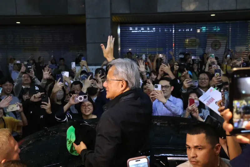 ▲輝達執行長黃仁勳今（6）晚在宴請員工，不少民眾也為了見他一面，特地前往餐廳外守候。（圖／記者陳明中攝，2024.06.06）