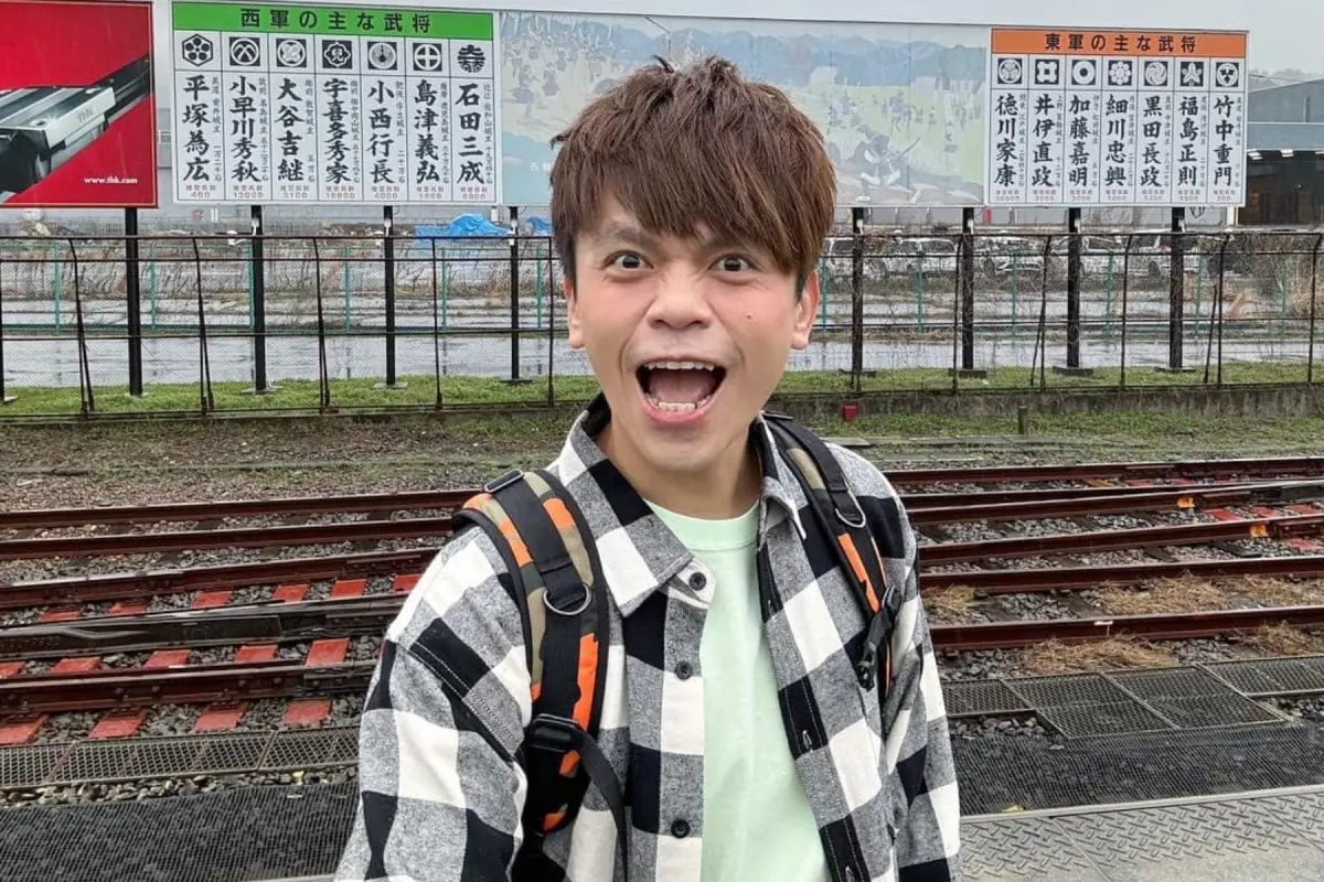 ▲蔡阿嘎開除蘿拉，僅提及對方涉及違法事件，卻未說明原因，網友開始瘋查法院公文，找到與蘿拉同名同姓的名字，內容與90萬有關。（圖／蔡阿嘎臉書）