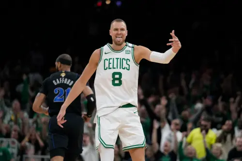 NBA美國職籃總冠軍賽今(7)日迎來首戰G1,塞爾提克Kristaps Porzingis傷癒復出就有好表現,半場打完攻下全場最高18分。(圖/美聯社/達志影像) ▲NBA美國職籃總冠軍賽今(7)日迎來首戰G1,塞爾提克Kristaps Porzingis傷癒復出就有好表現,半場打完攻下全場最高18分。(圖/美聯社/達志影像)