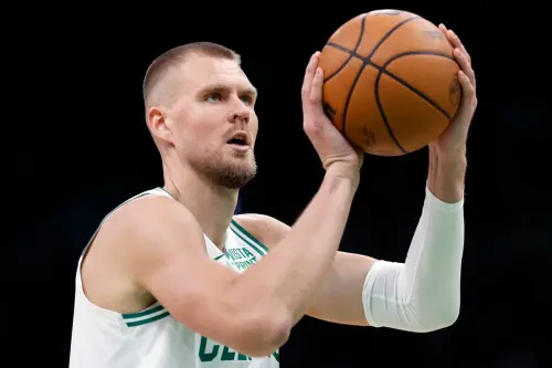 ▲塞爾提克主戰前鋒Kristaps Porzingis一人就投進18分,殺翻老東家獨行俠,表現十分亮眼。(圖/美聯社/達志影像) ▲塞爾提克主戰前鋒Kristaps Porzingis一人半場就投進18分,殺翻老東家獨行俠,表現十分亮眼。(圖/美聯社/達志影像)
