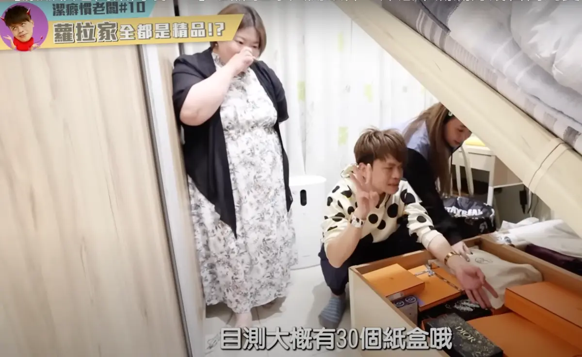 ▲蔡阿嘎（中）曾到蘿拉家中開箱，發現床下滿滿愛馬仕品牌盒子。蘿拉被開除後深夜在脆更改自介。（圖／翻攝蔡阿嘎YT）