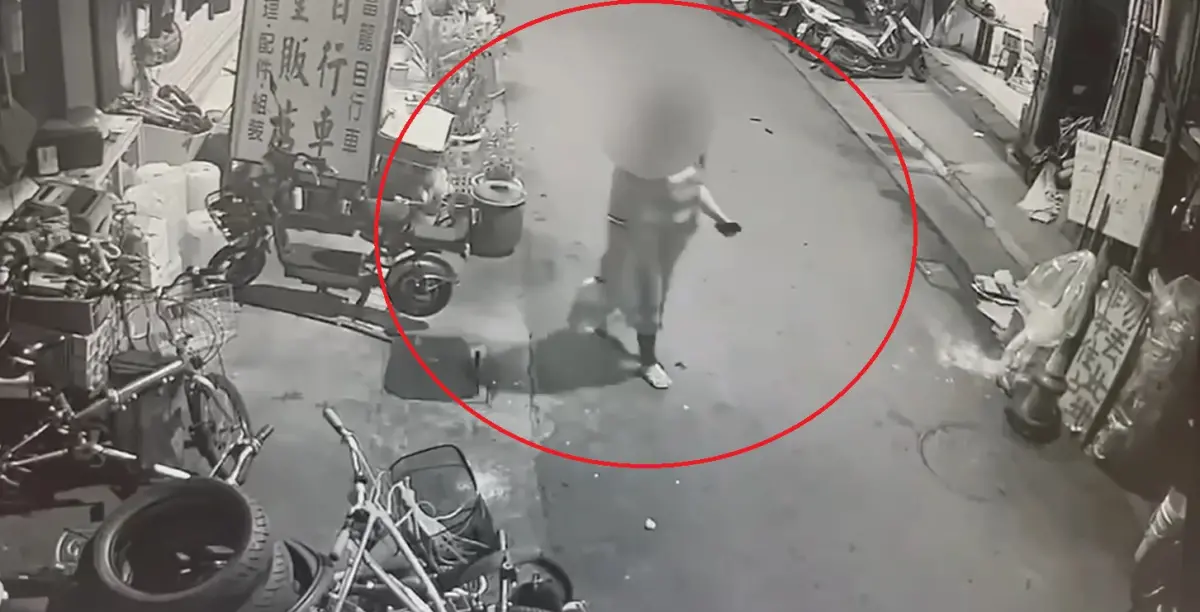 ▲本月6日晚間，台中葉姓女子疑吳男另結新歡，葉女氣憤之下，持汽油桶到吳男住家潑汽油洩憤，遭警方逮捕移送偵辦。（圖／翻攝畫面）　