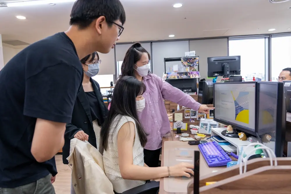 ▲網銀國際實習計畫留才成效亮眼，畢業即就業！留任率逾4成。圖為實習生轉正職同仁蔡佩璇（操作電腦者）喜歡國際事業部跨文化交流的氛圍。（圖／網銀國際提供）▲網銀國際實習計畫留才成效亮眼，畢業即就業！留任率逾4成。圖為實習生轉正職同仁蔡佩璇（操作電腦者）喜歡國際事業部跨文化交流的氛圍。（圖／網銀國際提供）