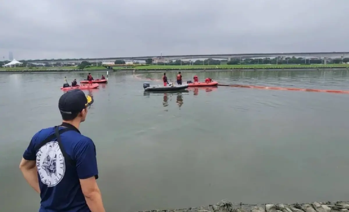 ▲本月4日晚間，空軍總司令部士兵江姓男子，與田姓表弟打賭泳渡基隆河，下水後卻失聯不見蹤影，家屬焦急報警協尋。（圖／翻攝畫面）