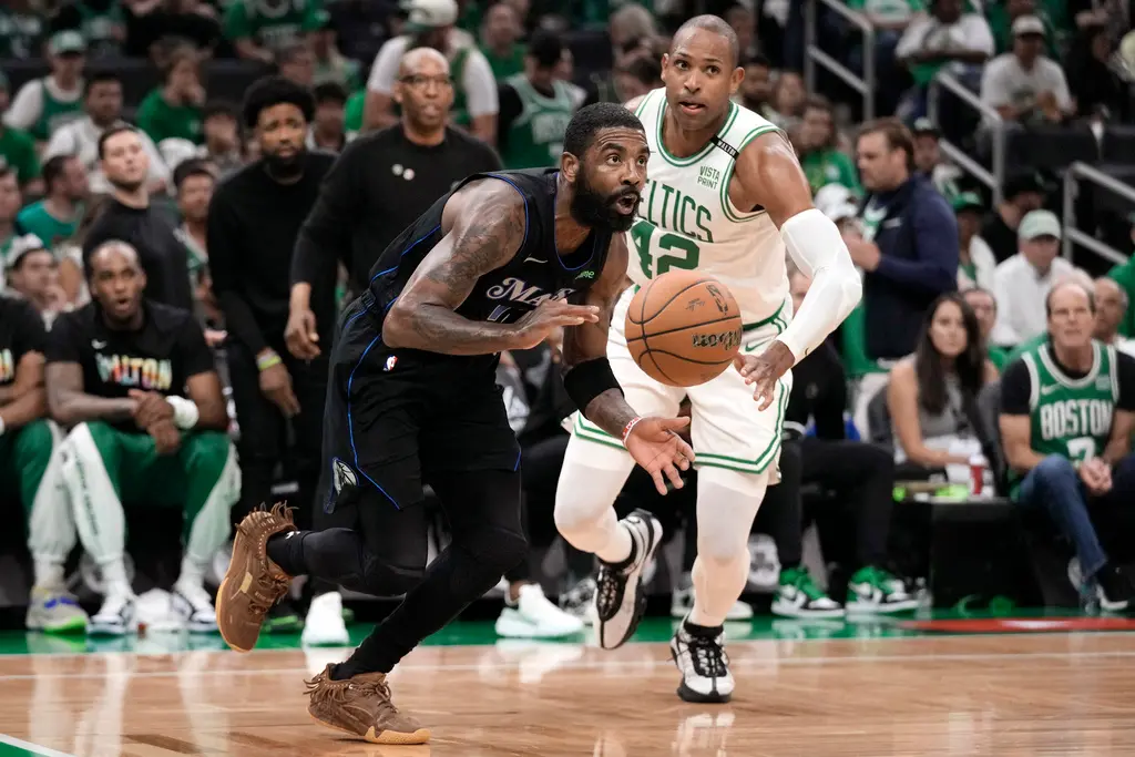 ▲達拉斯獨行俠球星Kyrie Irving，自從2021年蓄意踩踏波士頓塞爾提克的主場Logo後，面對綠衫軍總共17戰只贏下1場比賽，彷彿陷入魔咒。（圖／美聯社／達志影像）