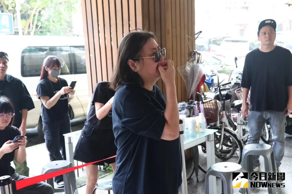 ▲邱瓈寬約80秒時間靜靜地站在「奉花芳名錄」前看名單。（圖／記者陳明中攝影）