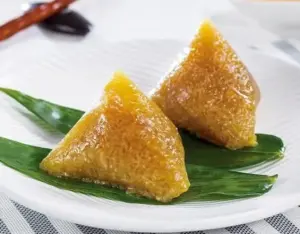 鹼粽是加入鹼水等做成,通常是甜的吃法,可加糖或蜂蜜。(圖/翻攝PChome官網) ▲鹼粽是加入鹼水等做成,通常是甜的吃法,可加糖或蜂蜜。(圖/翻攝PChome官網)