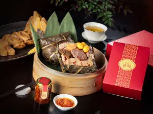 裹蒸粽個頭相當大,用料愈來愈高檔。(圖/台北文華東方酒店提供) ▲裹蒸粽個頭相當大,用料愈來愈高檔。(圖/台北文華東方酒店提供)
