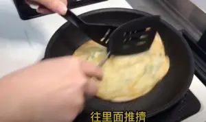 ▲煎蔥油餅煎到兩面稍微焦黃之後,可以使用兩隻鍋鏟往內推擠蔥油餅,可以讓其口感更為蓬鬆哦!(圖/YT@Kelly的碎碎念生活) ▲煎蔥油餅煎到兩面稍微焦黃之後,可以使用兩隻鍋鏟往內推擠蔥油餅,可以讓其口感更為蓬鬆哦!(圖/YT@Kelly的碎碎念生活)