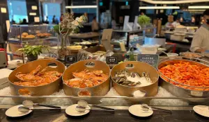 ▲漢來海港雖然主打是吃海鮮,但卻採取「高貴不貴」的行銷策略,讓民眾不用花大錢就能爽吃高檔海鮮!策略相當成功。(圖/Google評論) ▲漢來海港雖然主打是吃海鮮,但卻採取「高貴不貴」的行銷策略,讓民眾不用花大錢就能爽吃高檔海鮮!策略相當成功。(圖/Google評論)