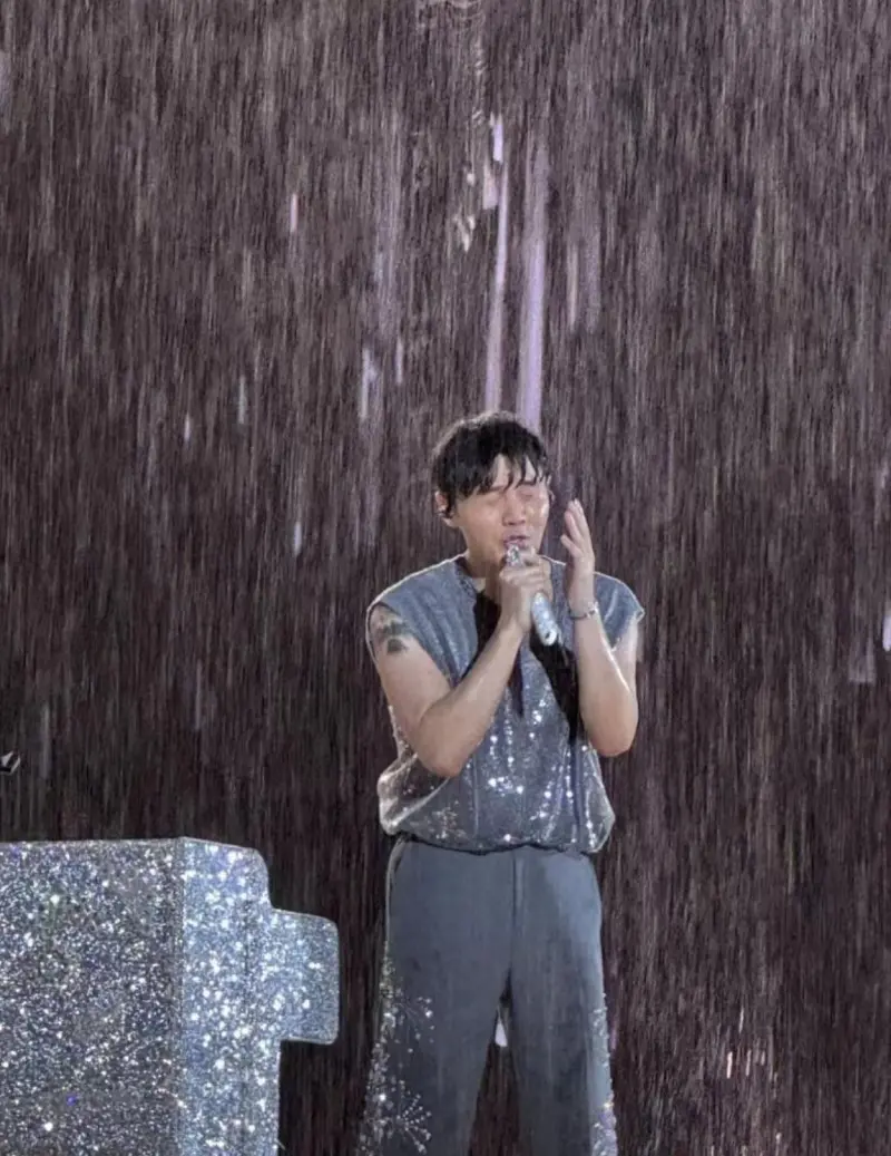 ▲▼李榮浩近期在中國展開巡迴演唱會，沒想到在福州站演出時，竟碰上了滂沱大雨的天氣，雨勢大到讓他連睜開眼睛都很困難。（圖／微博）