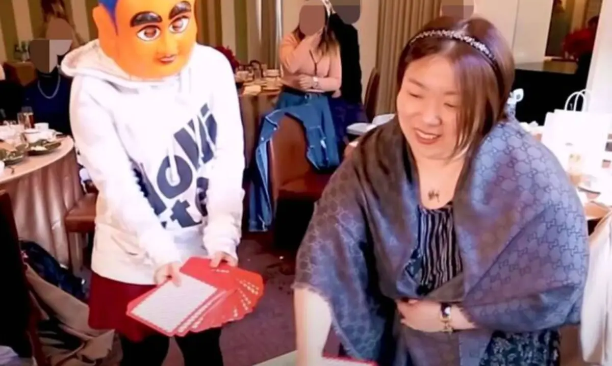 ▲蔡阿嘎6日晚間無預警震撼宣布，解職過去陪他奮鬥10年以上的老員工「蘿拉（林沛蓁）」，指控她有不法行為。（圖/蔡阿嘎YT）