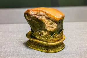 民間所知曉的故宮三寶,是翠玉白菜、毛公鼎與圖中的肉形石。(圖/翻攝台北旅遊網官網) ▲民間所知曉的故宮三寶,是翠玉白菜、毛公鼎與圖中的肉形石。(圖/翻攝台北旅遊網)