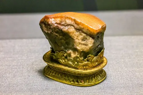 ▲故宮三寶是翠玉白菜、毛公鼎與圖中的肉形石。（圖／翻攝台北旅遊網）