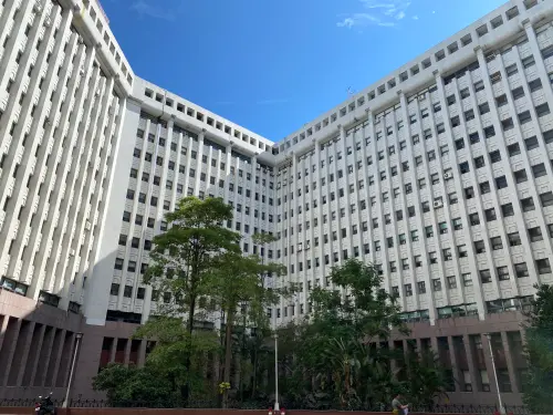 ▲圖為台塑大樓敦北總部都更前之原始建築外觀。該案號稱全台最大自辦都更，總造價達220億元。圖為資料照。（圖／中華工程提供）