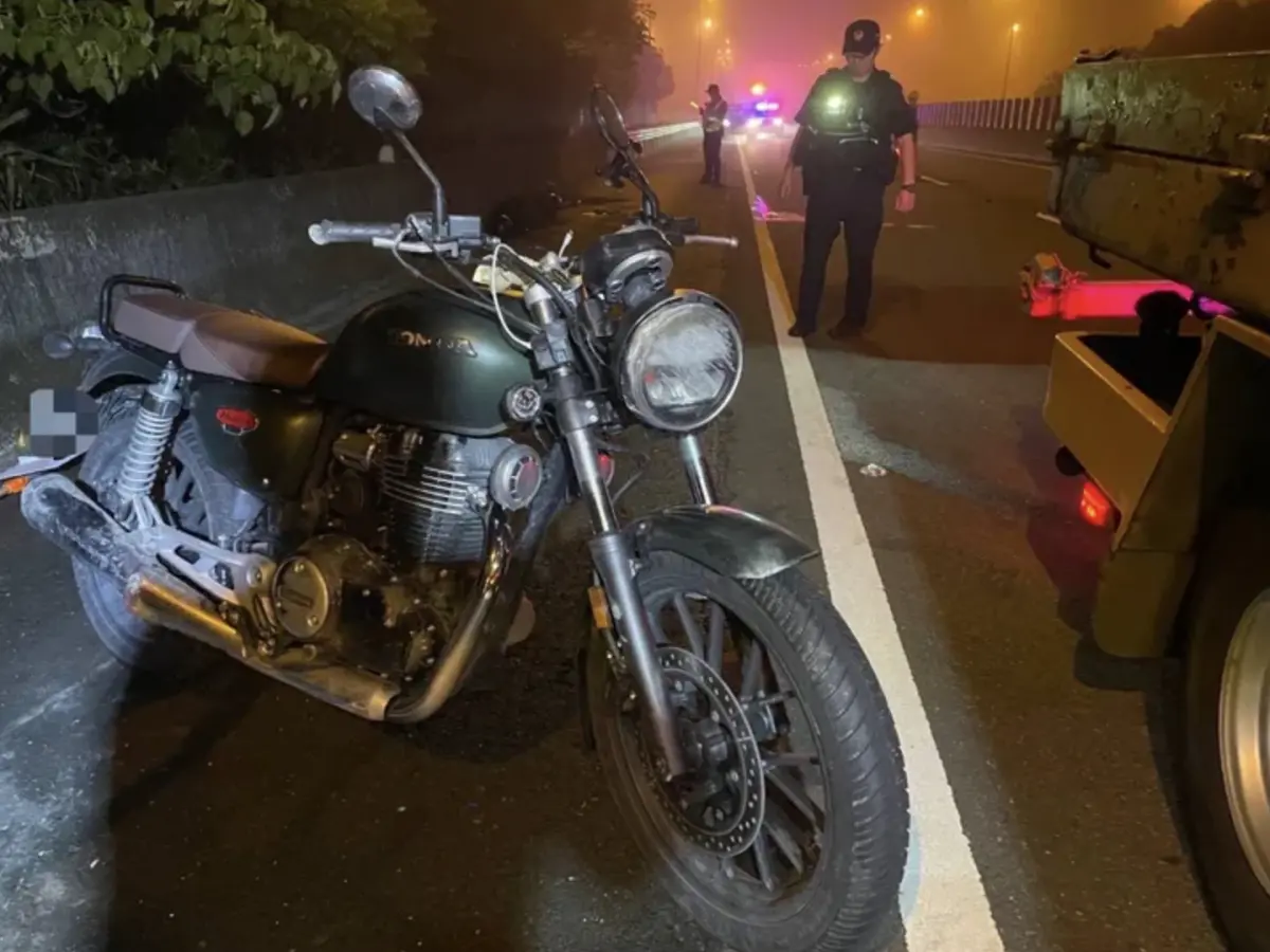 ▲19歲沈姓男子騎乘黃牌重型機車載林姓女子自撞護欄，林女當場失去生命跡象，緊急送醫不治。（圖／翻攝畫面）