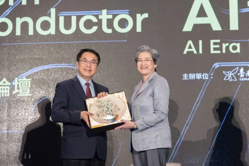 ▲超微半導體(AMD)董事長暨執行長蘇姿丰赴台南演講，黃偉哲扮超級業務員贈好禮爭取投資。（圖／台南市政府）