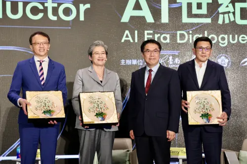 ▲黃偉哲特別準備了蘭花盤致贈給蘇姿丰、陳俊聖還有對談主持人SEMI 全球行銷長暨台灣區總裁曹世綸,展現台南人的好客熱情。(圖/台南市政府提供) ▲黃偉哲特別準備了蘭花盤致贈給蘇姿丰、陳俊聖還有對談主持人SEMI 全球行銷長暨台灣區總裁曹世綸,展現台南人的好客熱情。(圖/台南市政府提供)