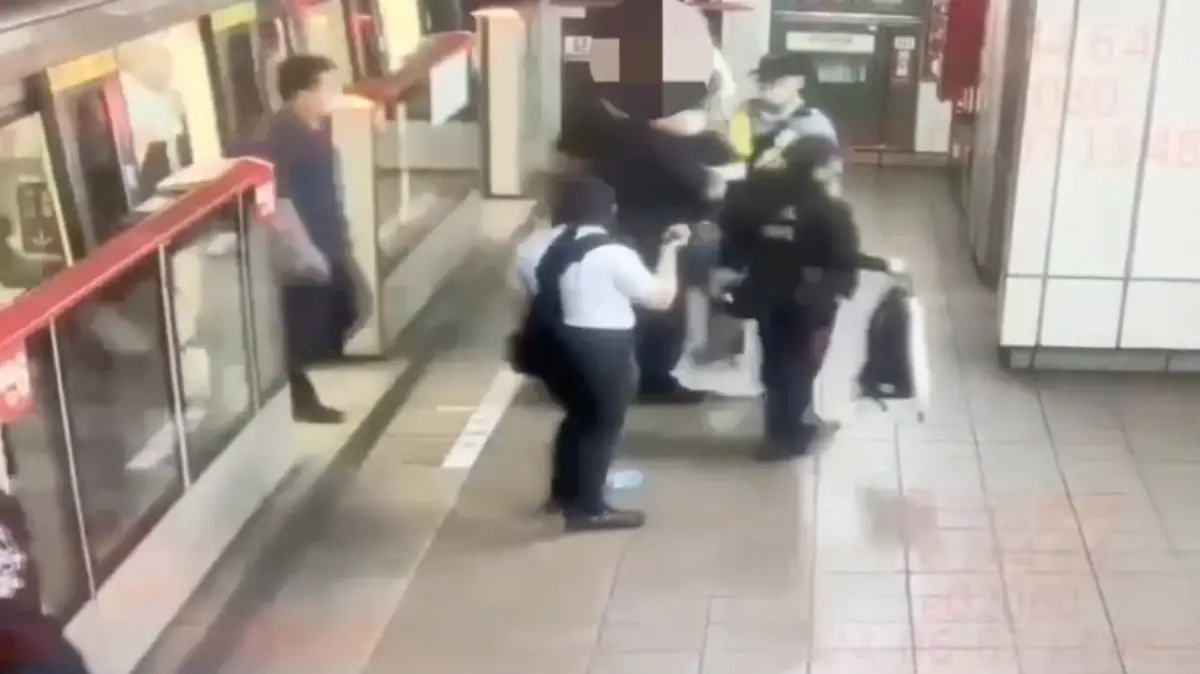 ▲陳姓男子今（7）日上午搭乘北捷時，突然情緒失控，對著一名女乘客咆嘯，隨後手持雨傘在車廂內追打女乘客，嚇得她頻喊「救命」，隨後陳男被4、5名旅客壓制在地。（圖／翻攝記者爆料網）