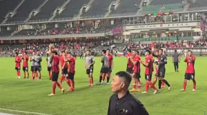香港足球賽前播中國國歌　3球迷「背向球場、未起立」遭警拘捕
