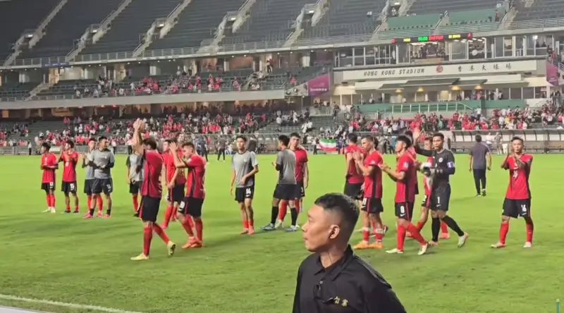 ▲香港足球代表隊昨在香港大球場的世界盃外圍賽迎戰伊朗隊，有球迷在現場因涉嫌「侮辱國歌」遭警方自觀眾席逮捕離場。（圖／翻攝自臉書香港力量）