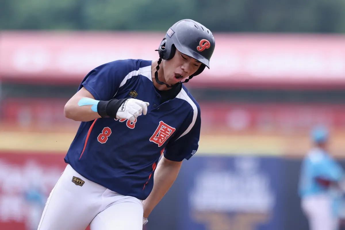 ▲平鎮好手柯敬賢在玉山盃冠軍賽，敲出深遠安打，靠著台南市守備失誤，成功跑回本壘，幫助桃園先馳得點。（圖／玉山盃提供）