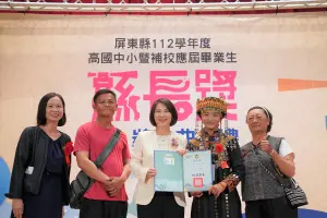 周春米親自頒縣長獎,期盼學子們未來能勇敢逐夢 ▲周春米親自頒縣長獎,期盼學子們未來能勇敢逐夢。(圖/屏東縣府提供)