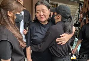 ▲徐若瑄頭戴鴨舌帽、口罩,難掩女神氣質。(圖/記者陳明中攝影) ▲徐若瑄頭戴鴨舌帽、口罩,難掩女神氣質。(圖/記者陳明中攝影)