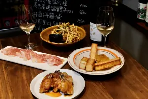 來自東京淺草「富錦樹鐵球食堂」!下午就能開喝 日法菜搭自然酒