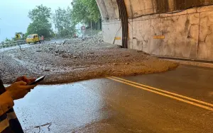 花蓮豪雨!蘇花公路崇德隧道口土石流 台鐵軌道淹水列車延誤