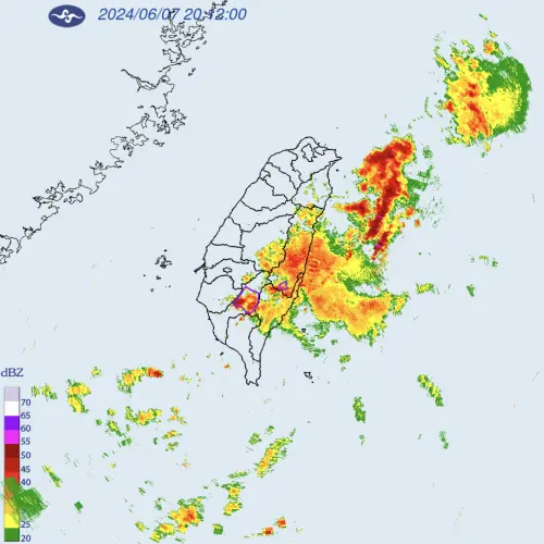 ▲大雷雨即時訊息，旺盛發展的對流常伴隨打雷、閃電與劇烈降雨，並可能出現較強陣風甚或伴隨冰雹發生。（圖／翻攝自中央氣象署）