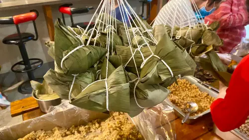▲端午節剛好快到了，一則公車司機半路停車買刈包粽子的貼文在網路上爆紅，非常逗趣。（圖／記者黃韻文攝）