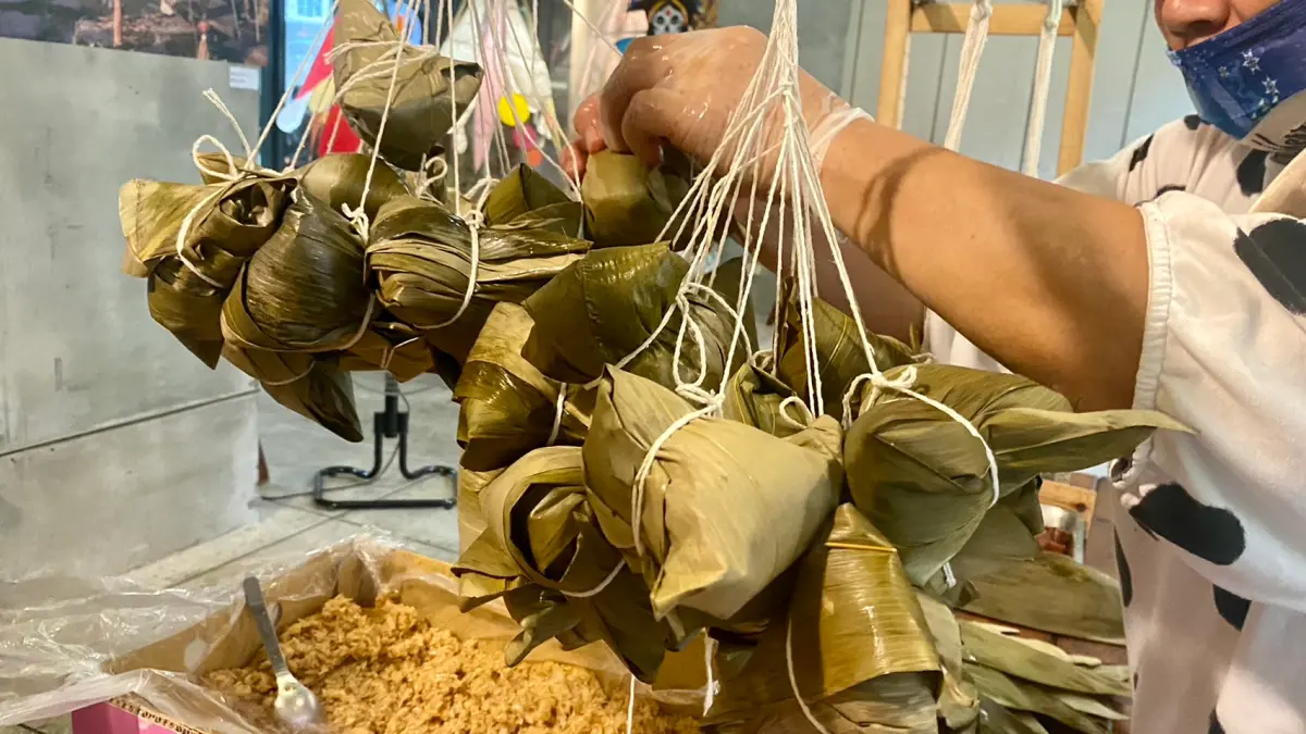 ▲每年端午節你吃南部粽，還是北部粽？新莊公有市場菜販老闆廖炯程教你怎麼一秒分辨南部粽、北部粽，只要看「粽葉」就知道。（圖／記者黃韻文攝）