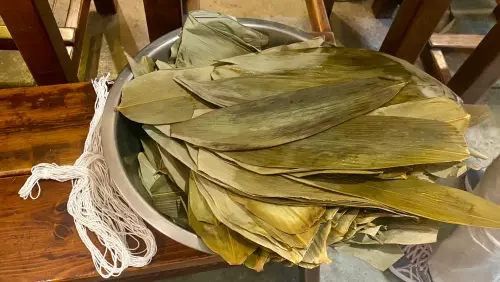 ▲粽葉因纖維粗長不易分解，不屬於廚餘，粽葉、粽繩都是當一般垃圾處理。（圖／記者黃韻文攝）