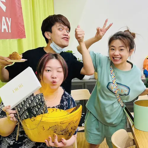 ▲蘿拉(前)坦承對公司有不法行為,遭蔡阿嘎(後排左一)開除。(圖/蔡阿嘎IG) ▲蘿拉(前)坦承對公司有不法行為,遭蔡阿嘎(後排左一)開除。(圖/蔡阿嘎IG)