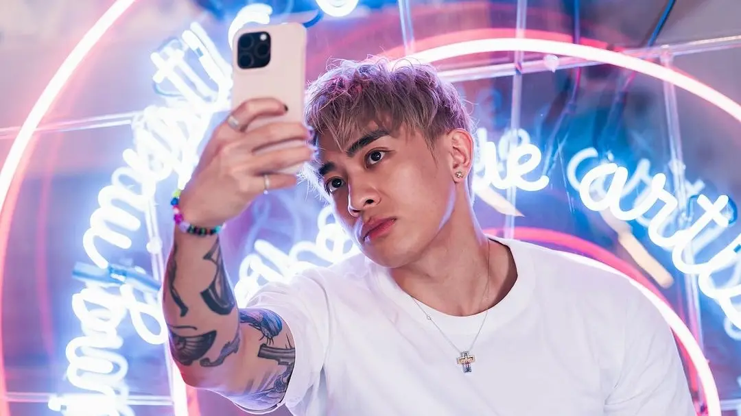 ▲Tyson Yoshi在溫哥華演唱會上，向交往7年的女友求婚成功，他也在IG上甜曬未婚妻手中巨鑽，開心地表示：「She said yes！」（圖／翻攝自Tyson Yoshi IG）