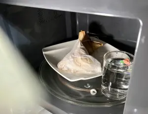 使用微波爐將粽子覆熱,僅3分鐘就可以做到,最快速省時。(圖/記者周淑萍攝) ▲使用微波爐將粽子覆熱,僅3分鐘就可以做到,最快速省時。(圖/記者周淑萍攝)